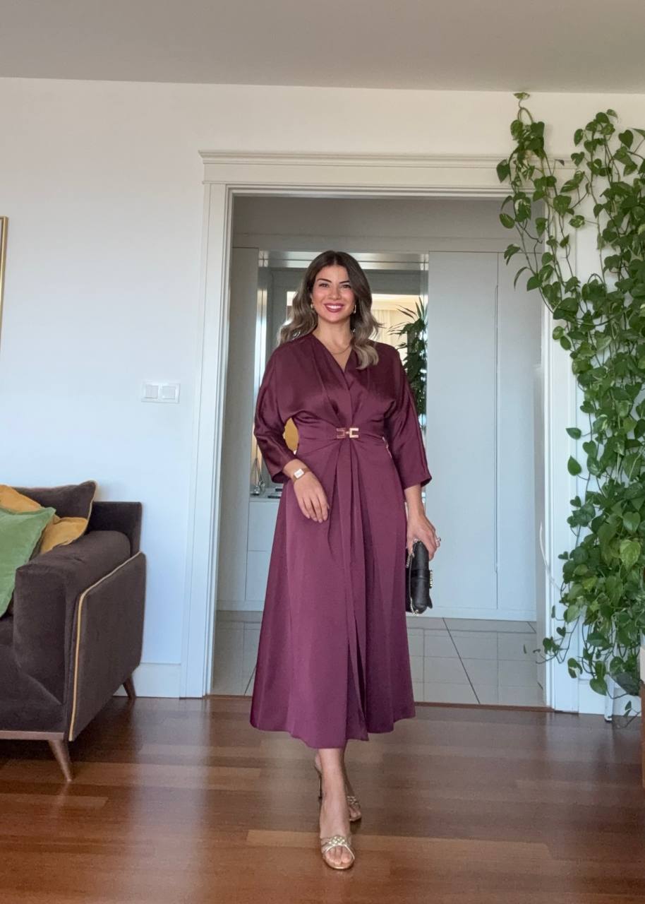 MIDI DRESS WITH GOLD BUCKLE DETAIL – BURGUNDY